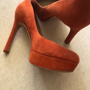 Joan David. Peach Suede Platform Heels. Size 9